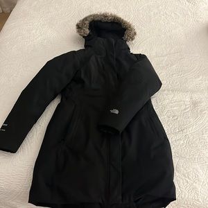 The North Face Arctic Faux Fur Trim Long Sleeve Waterproof Hooded Parka